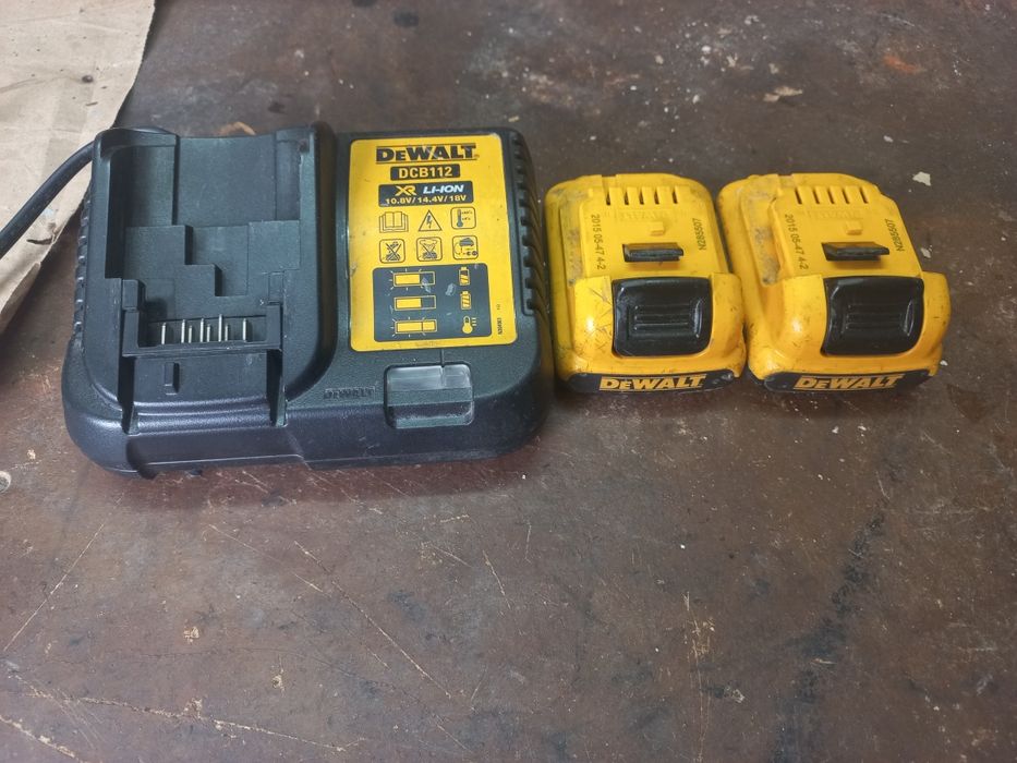 Carregador Dewalt com baterias