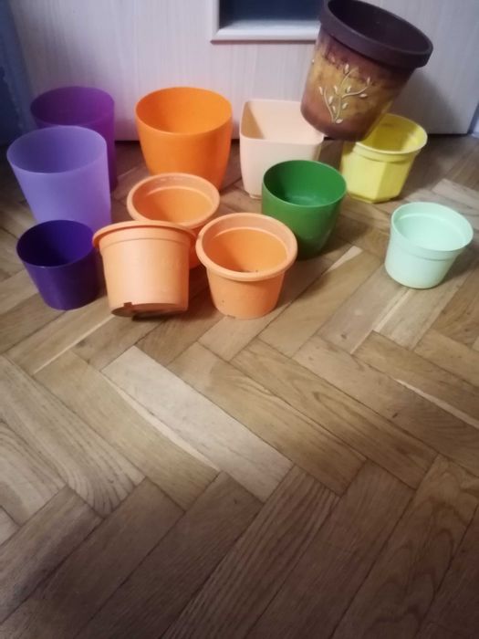 Doniczki używane kolorowe plastikowe