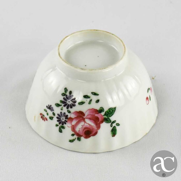 Taça porcelana da China, Qianlong, séc. XVIII, decorada com flores
