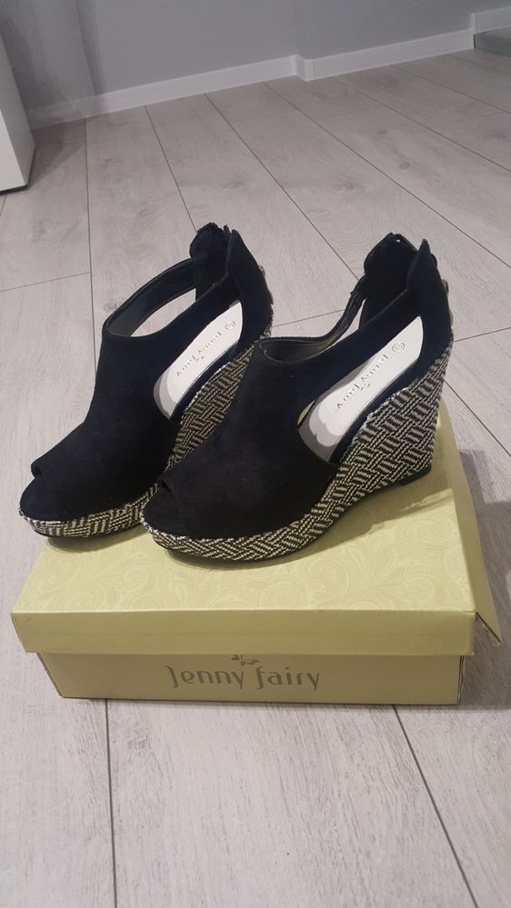 Buty na koturnie