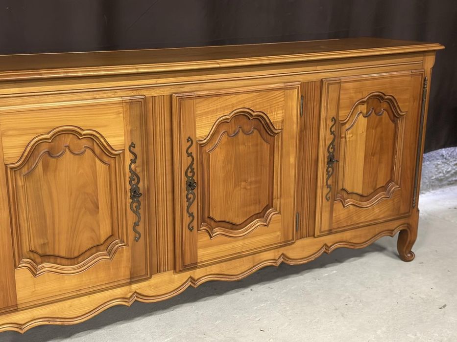 Стильний деревʼяний комод на гнутих ніжках.