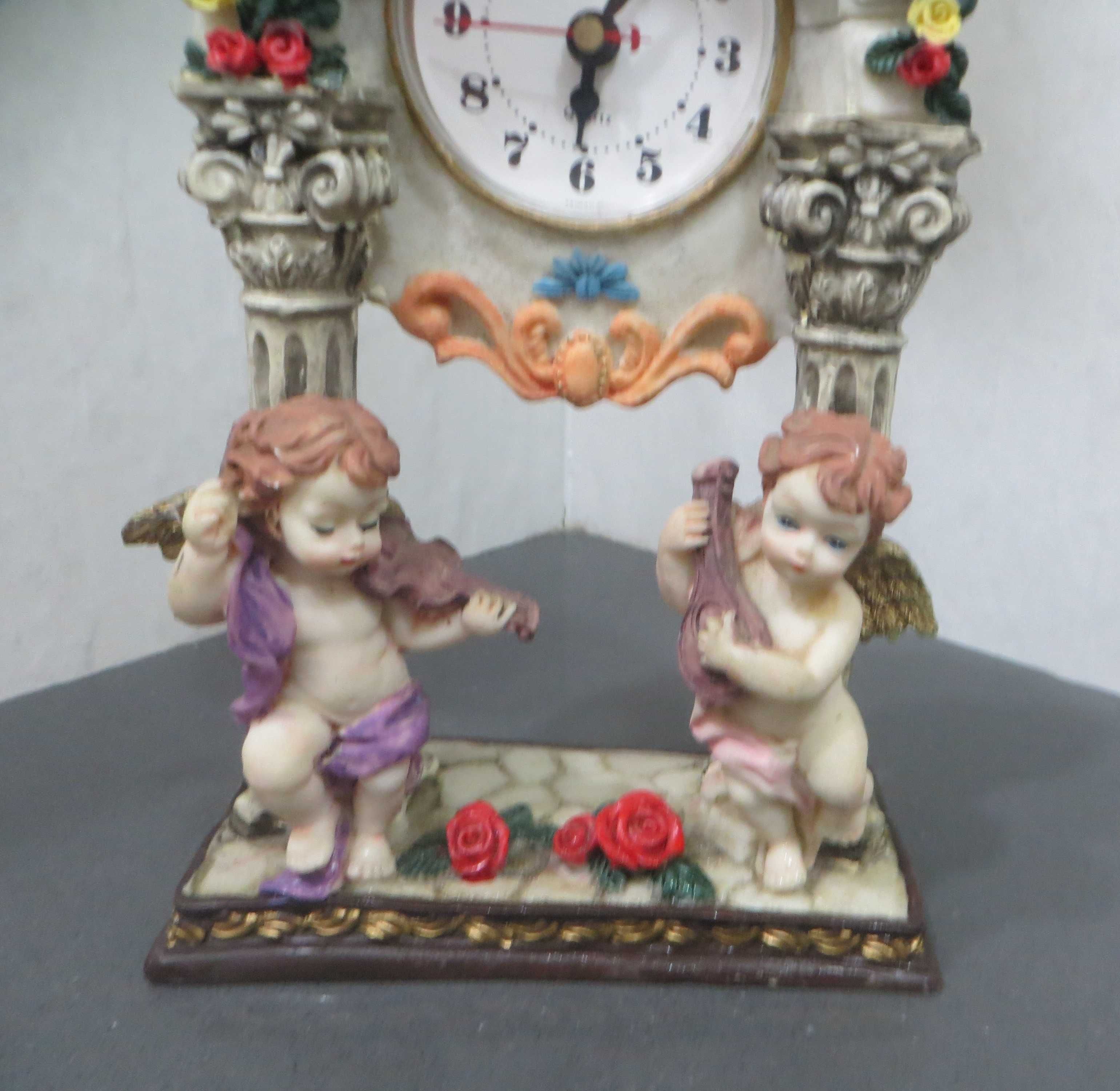 Relógio anos 30,  base osso e anjos em porcelana, todo adornado -23 cm