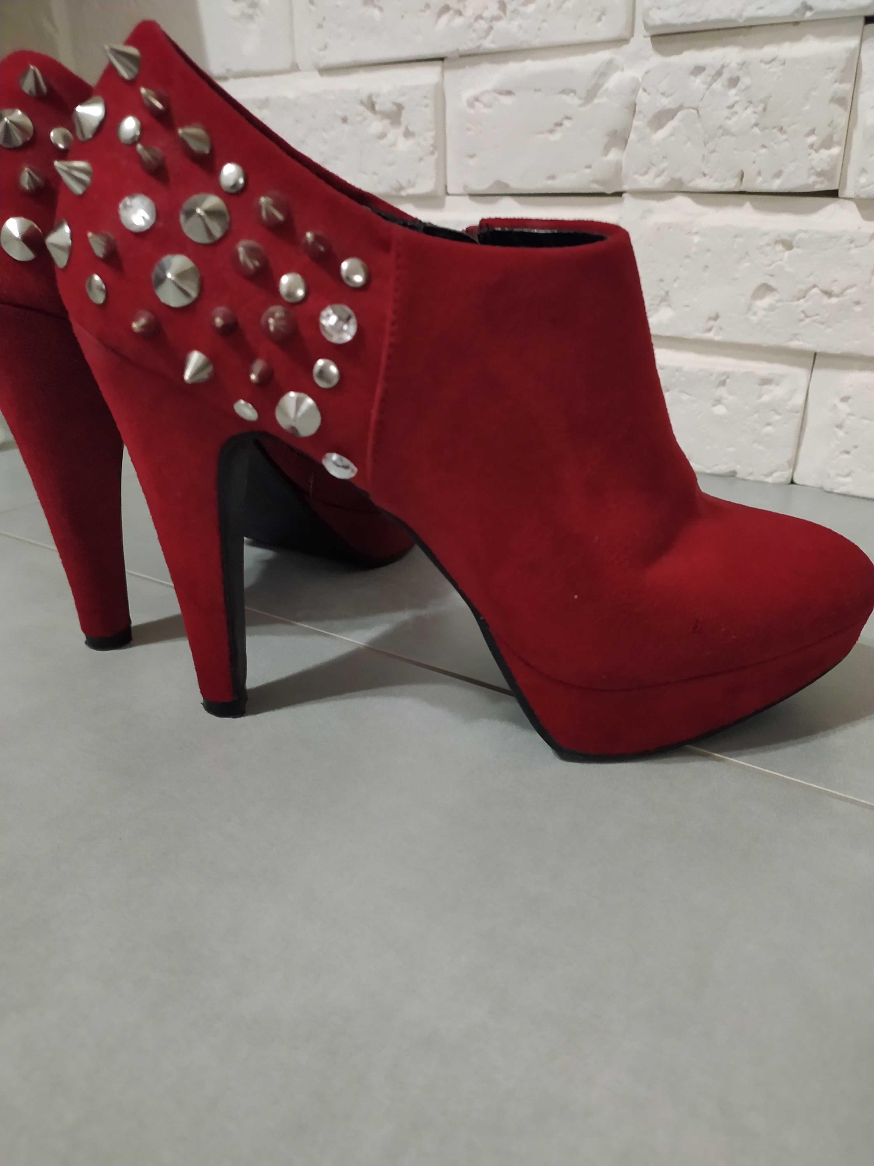 Buty, czerwone szpilki, koturn, ćwieki