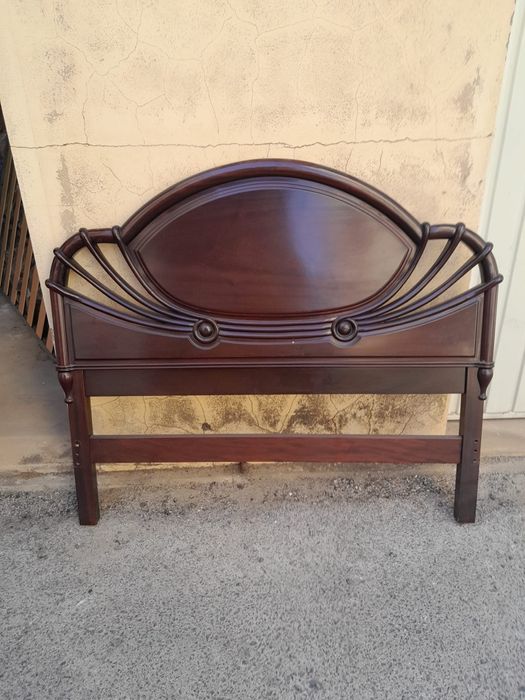 Cama em Mogno Maciço com estrado