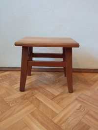 Małe drewniane krzesełko