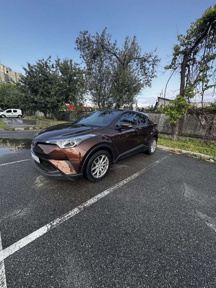 Toyota CH-R коричнева