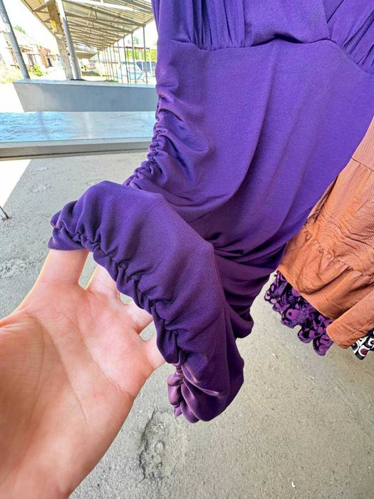 Сукня яка шикарно підкреслює фігуру. З відкритим декольте.