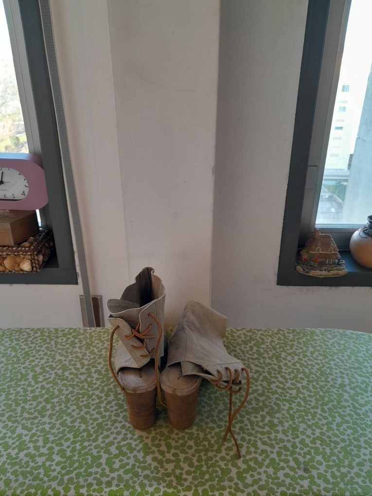Vendo Sandálias de Senhora muito bonitas como novas