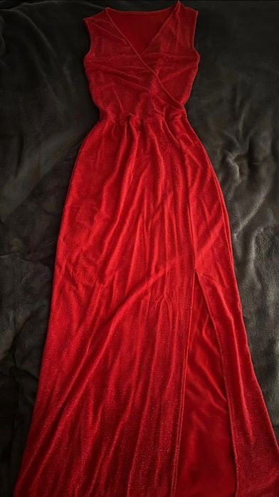 Długa czerwona błyszcząca sukienka z rozcięciem