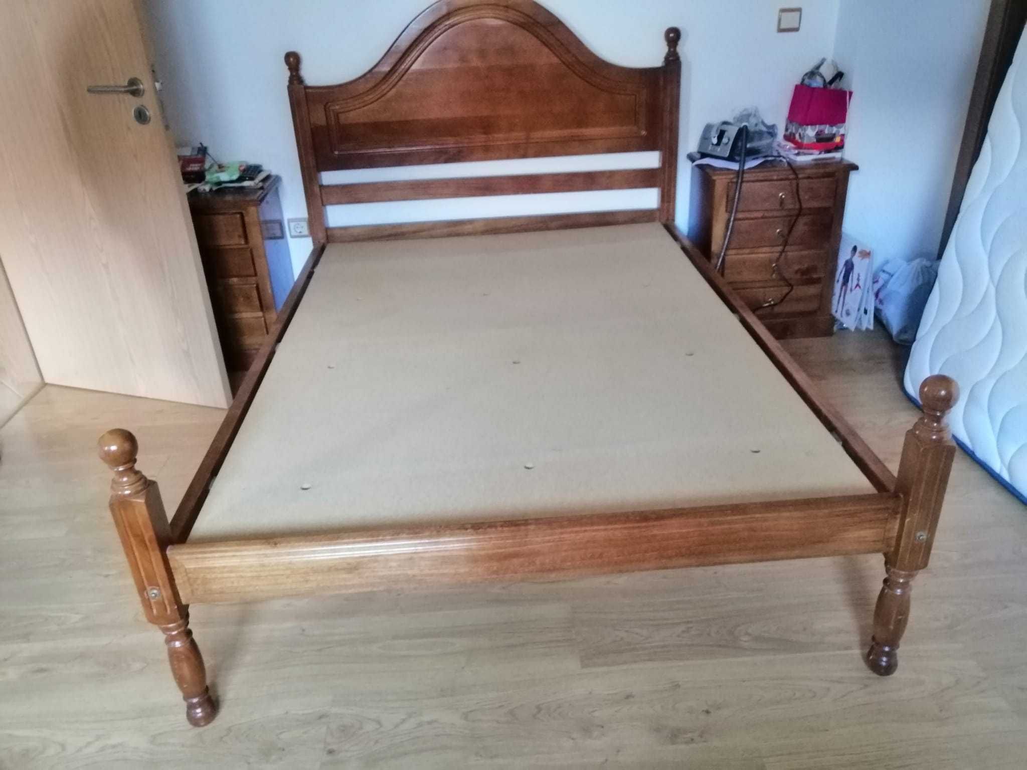 Cama em castanho com duas mesas de cabeceira