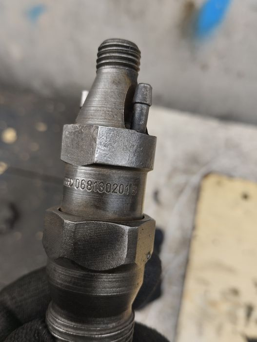 Форсунка дизельна механічна Volkswagen 068130201B 1.6td td