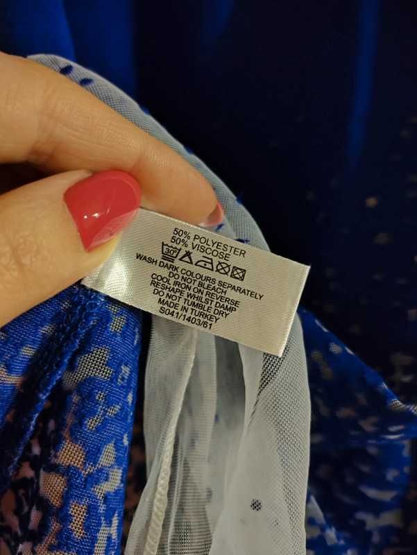 Piękna kobaltowa koszulka z tiulową wstawką