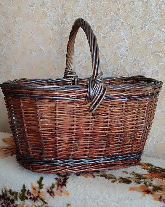 Плетеная корзина с лозы