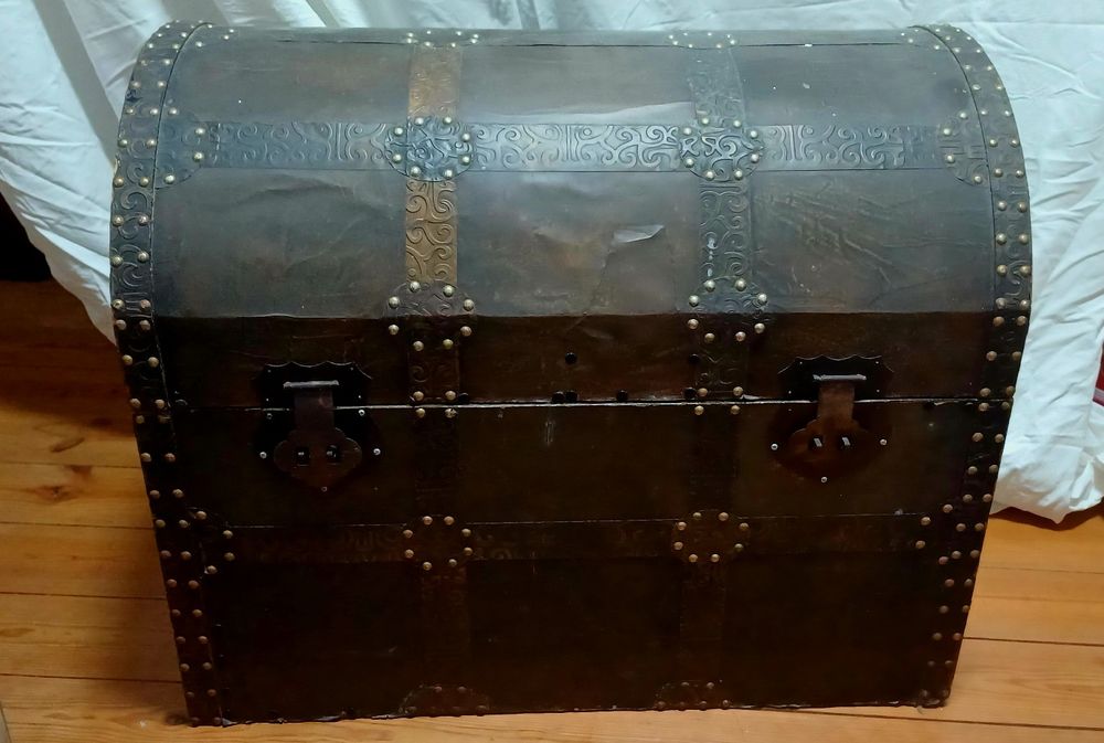 Baú antigo tampa redonda