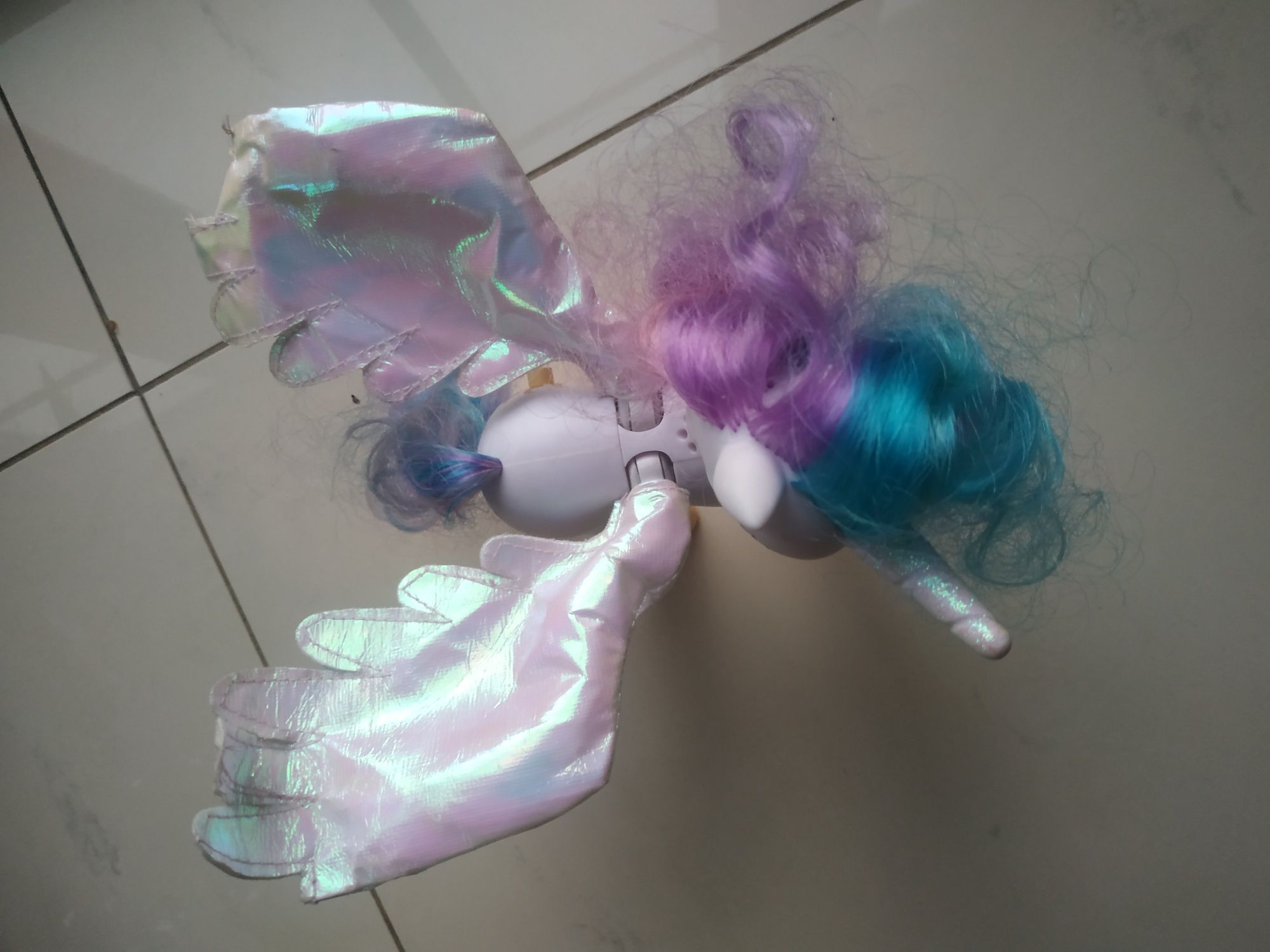 Celestia mówi i świeci My little pony.