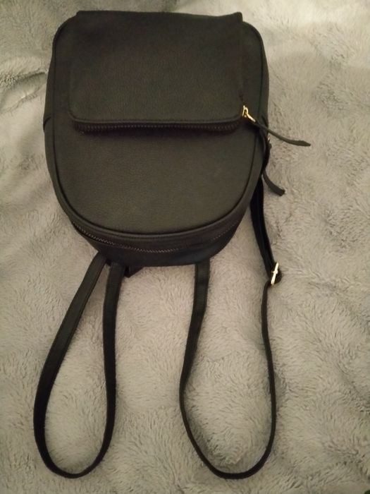 Plecak czarny zapinany na suwak z przodu kieszeń na suwak stan idealny