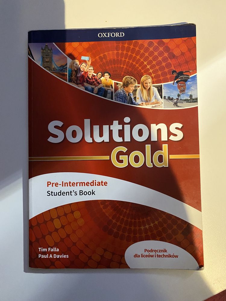 Podręcznik SOLUTIONS GOLD do języka angielskiego.