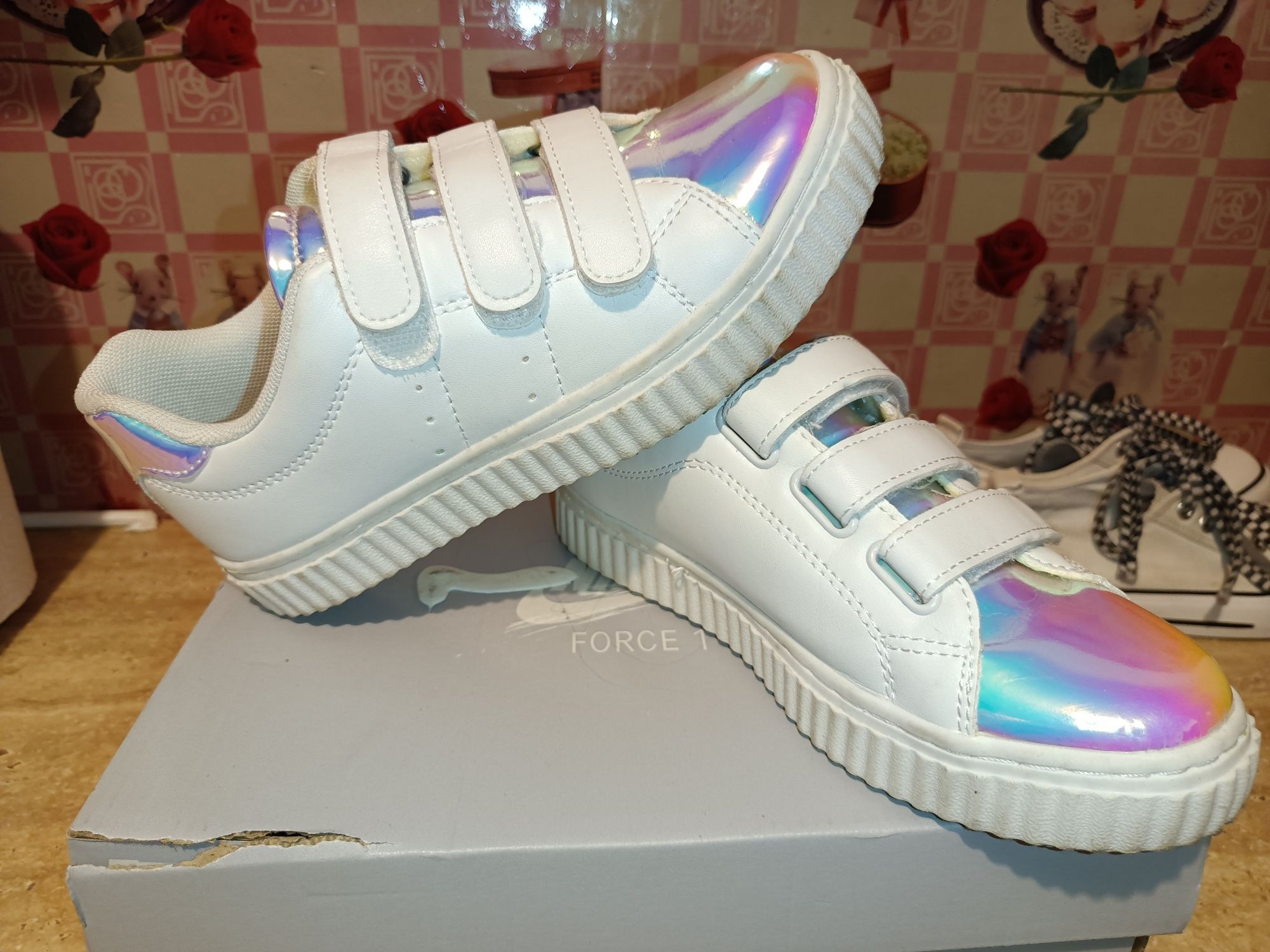 Białe sneakersy dziewczęce z efektem hologramu