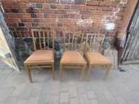Stare krzesła drewniane z okresu PRL