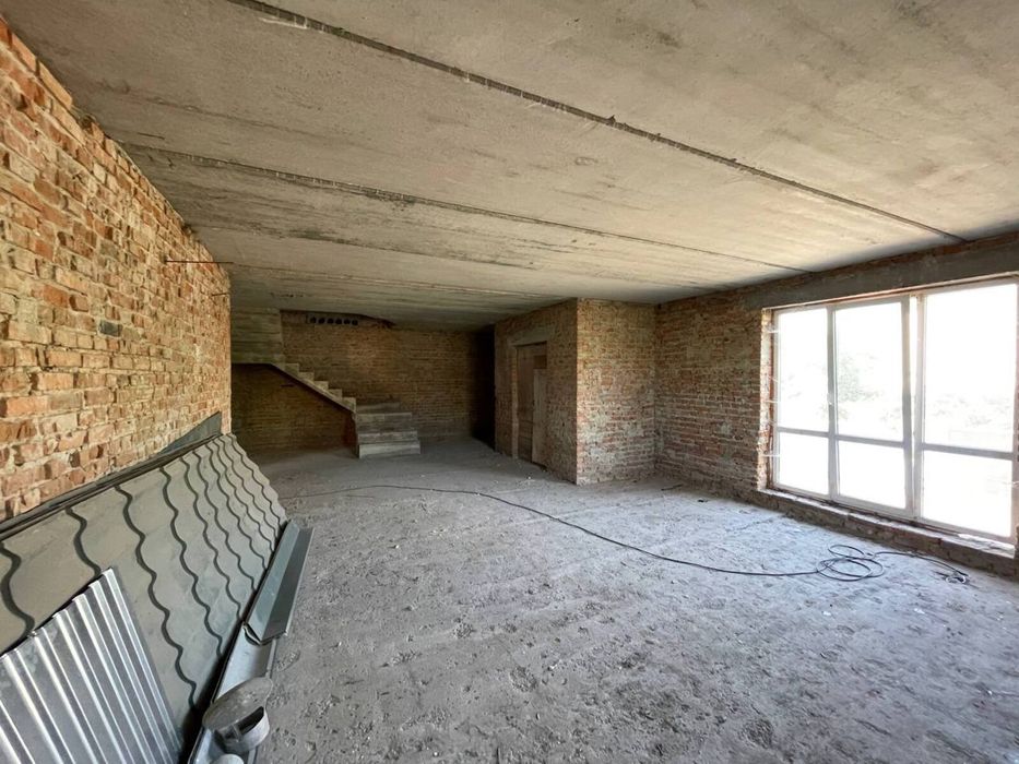 Продаж великого будинку у передмісті Тернополя