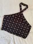 Wzorzysty siateczkowy czarny crop top wiązany na szyi Urban Renewal