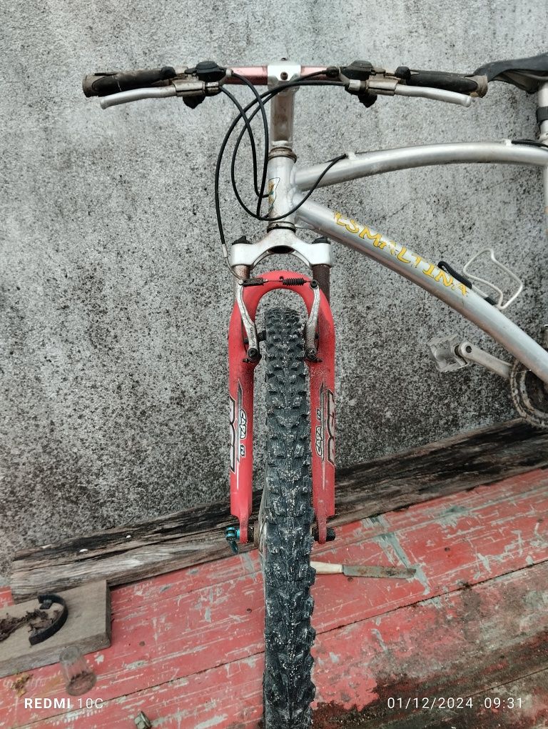 Bicicleta a pedais marca Esmaltina toda em alumínio