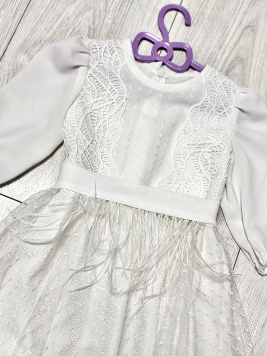 Білосніжна сукня для дівчинки