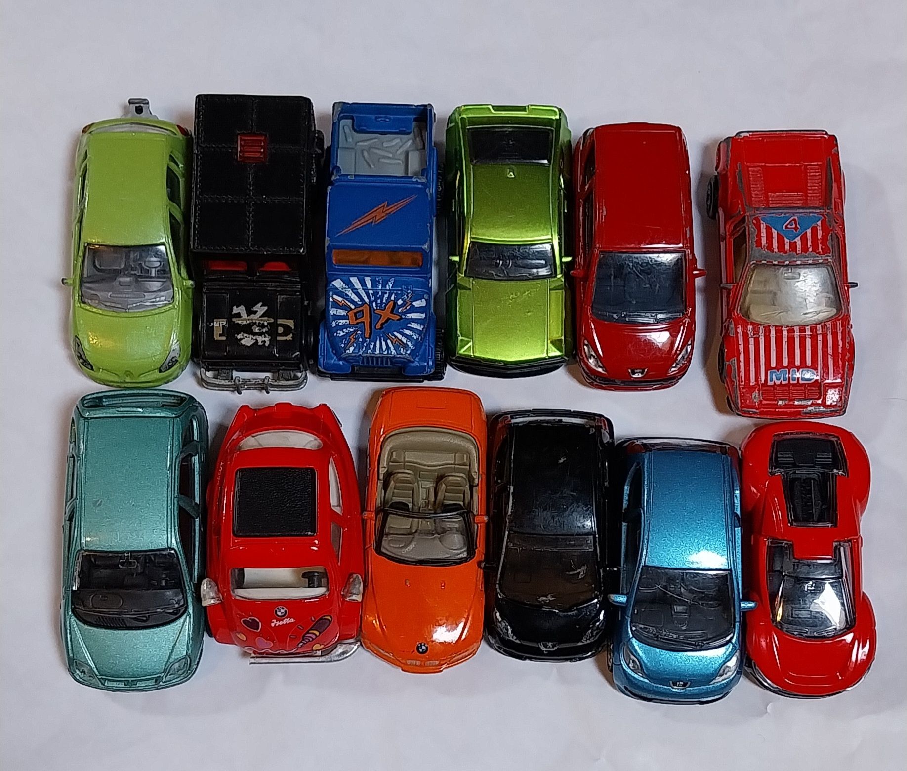 Lote de 12 miniaturas várias marcas 1/64