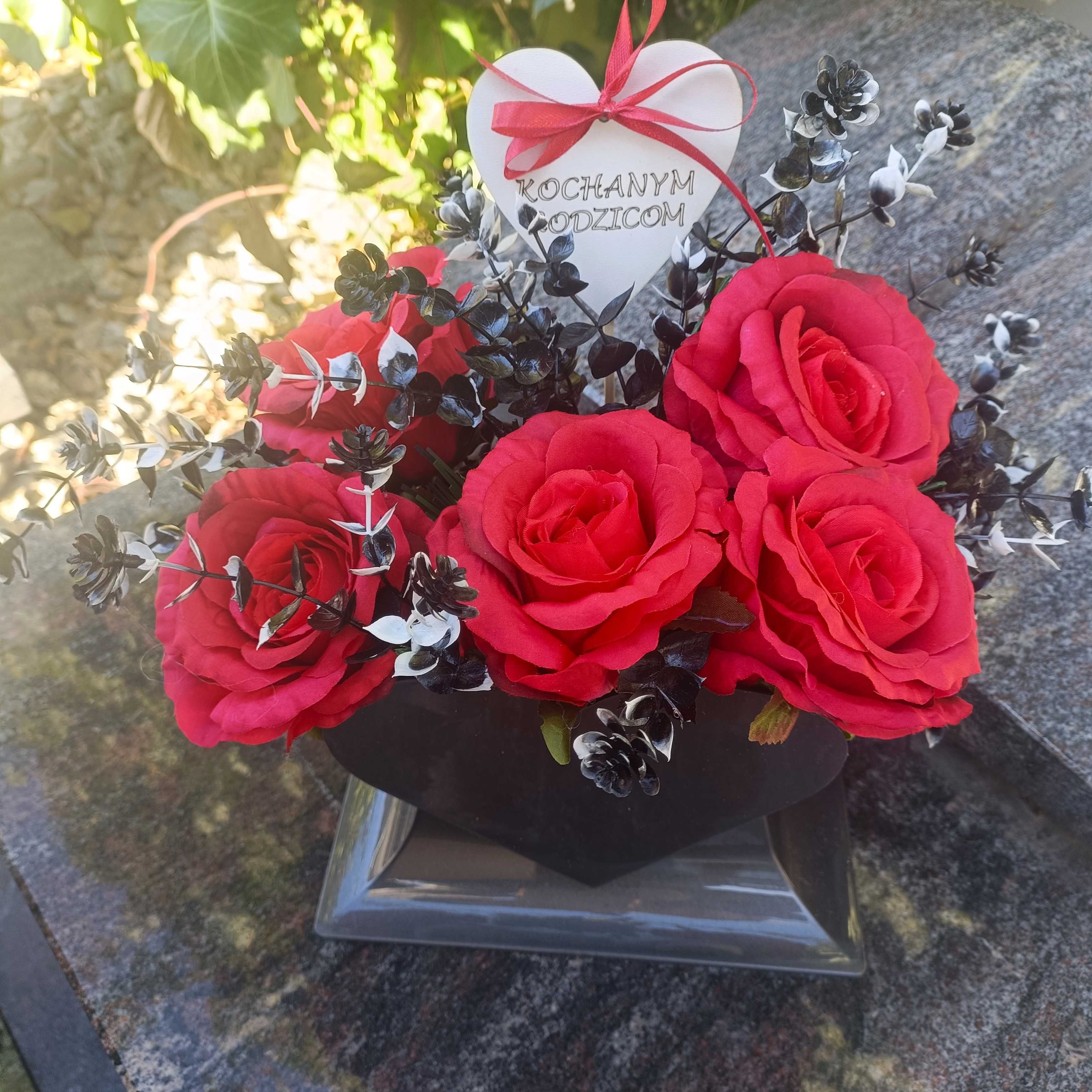Wiązanka na grób czerwone róże serce na pomnik kolumbarium