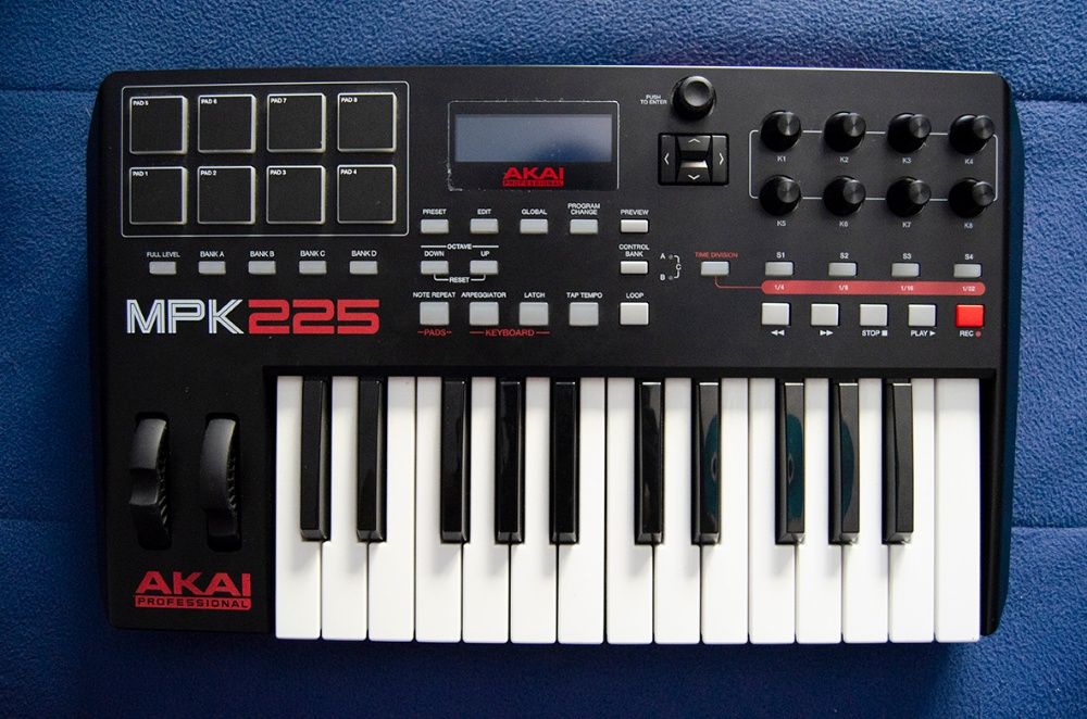 AKAI MPK 255 + Cabo USB + ABLETON Live Lite SOFTWARE como novo