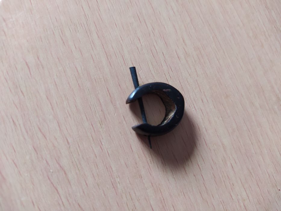 Brinco solitário em madeira coco