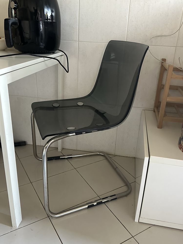 2 x Cadeiras de design moderno em acrílico fumado e metal cromado