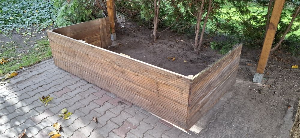 Drewniana zabudowa z deski tarasowej, warzywniak