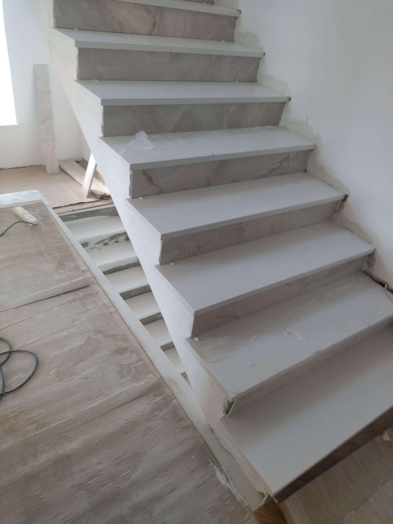 Blaty schody parapety łazienkowy konglomerat bialy czarny Technistone