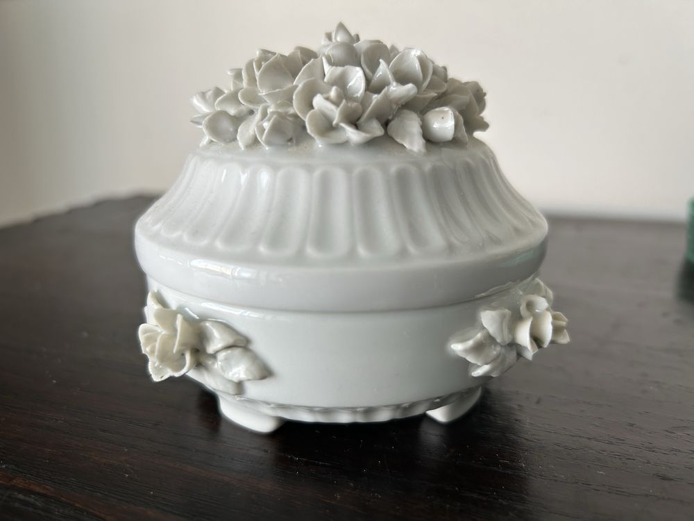 Porta joias branco com flores procelana artibus.