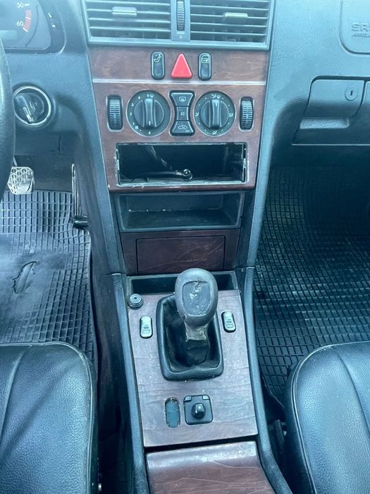 Para peças Mercedes C220 multiválvulas ano1997 com documentos em dia