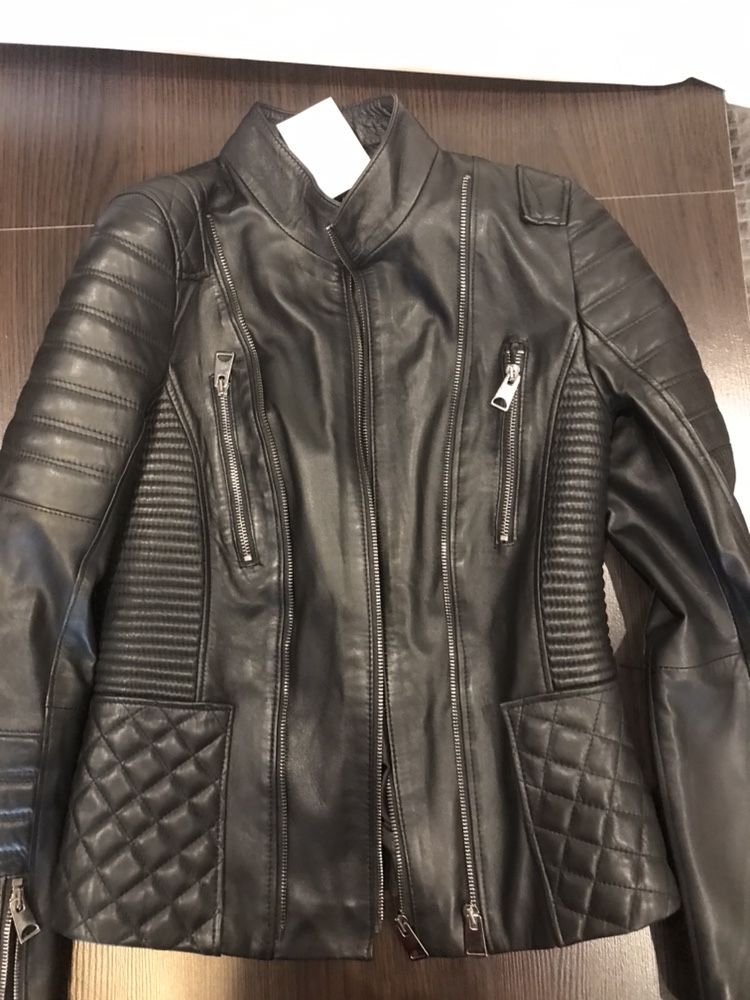 Шкіряна нова куртка чорного кольору