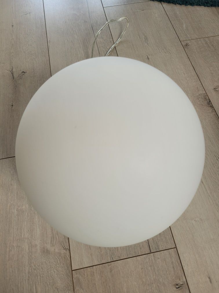 Lampa sufitowa, wisząca, biała kula o średnicy 26 cm