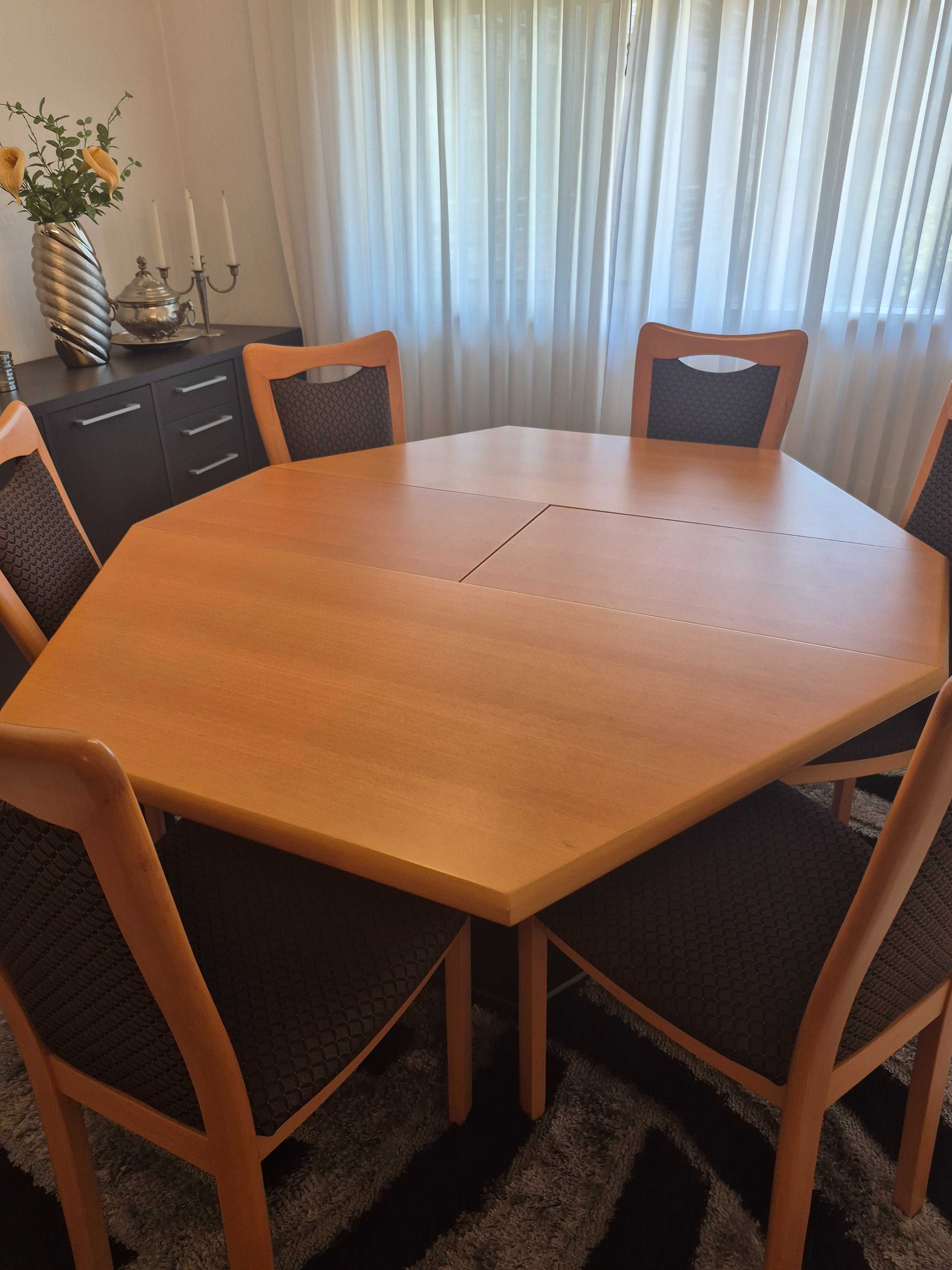 Mesa de sala de jantar extensível com 6 cadeiras - 250€.