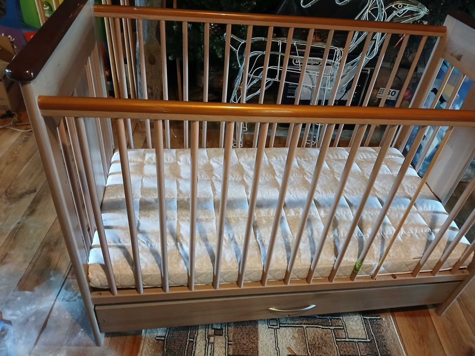 Łóżeczko dziecięce z materacem