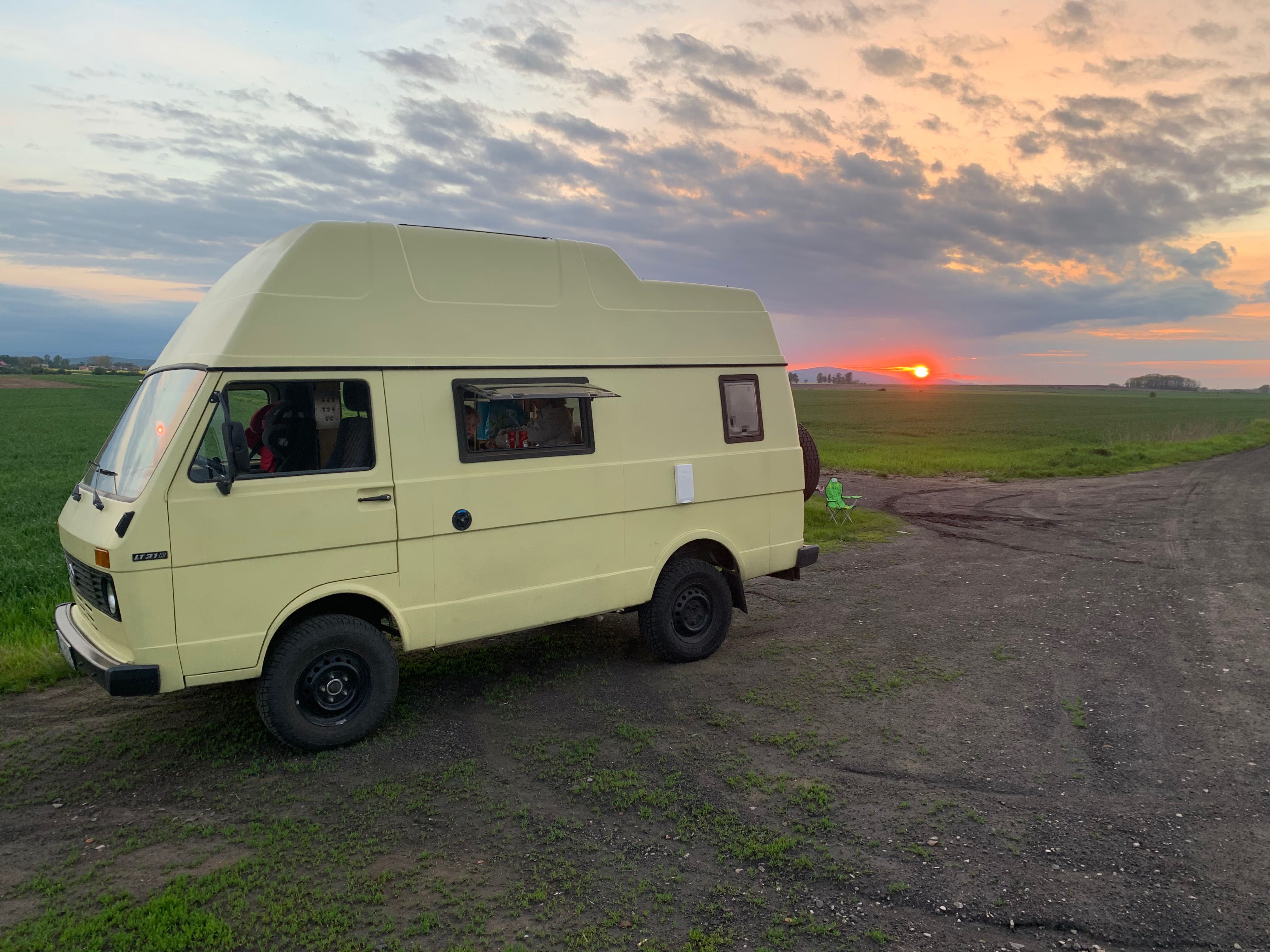 VW LT 31D Kamper (z blokadą, lift, koła AT 235/75 R15), po renowacji.