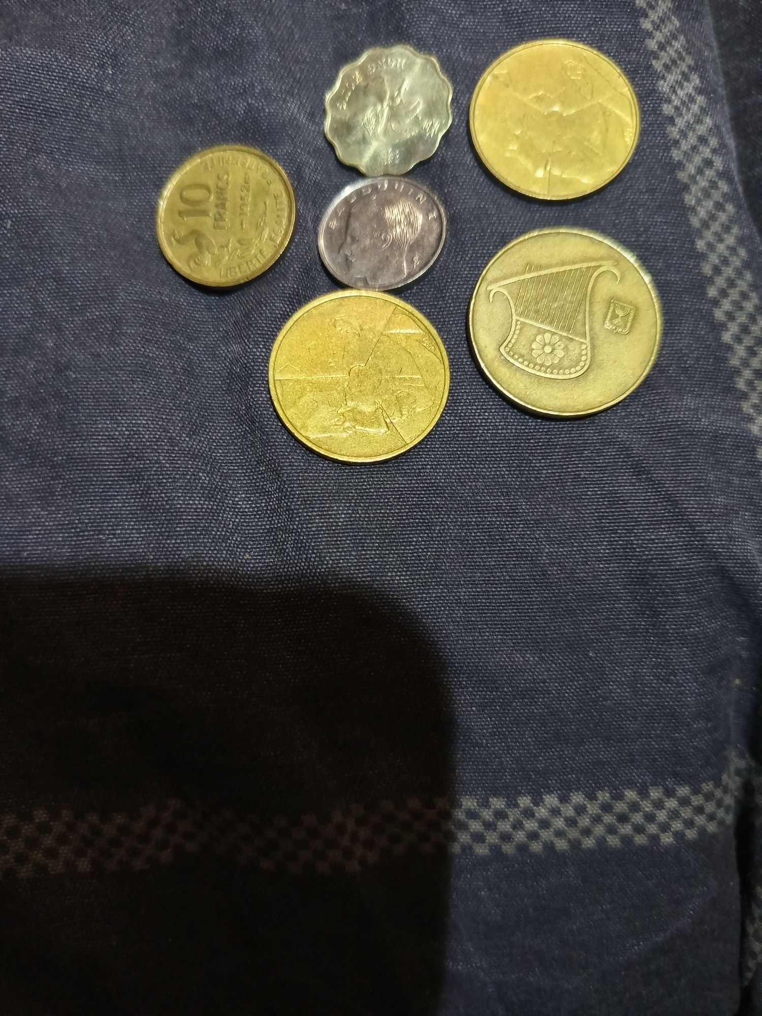 Moedas antigas e estrangeiras.