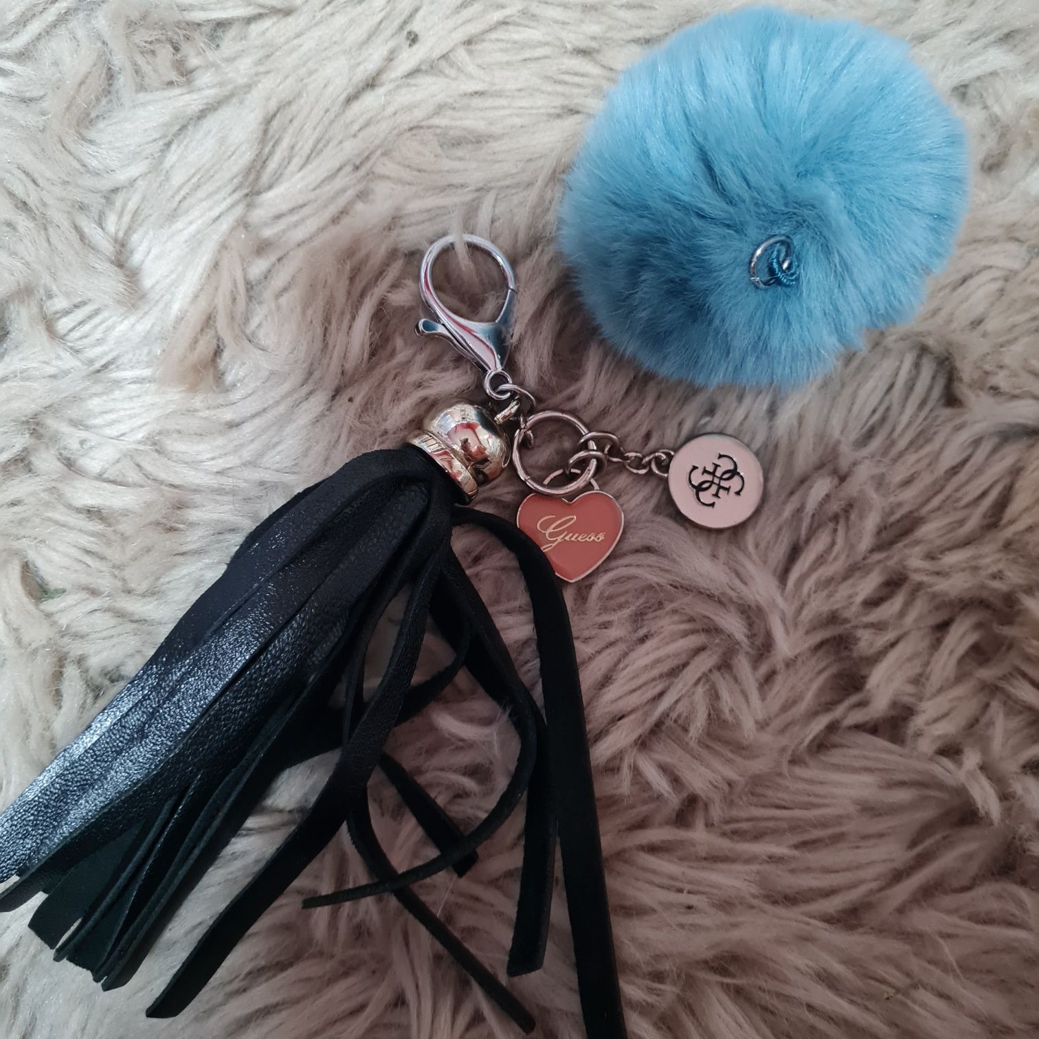 Guess brelok plus pompon z logo I serduszkiem z napisem keyring