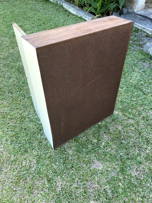 Armário em madeira com 3 prateleiras