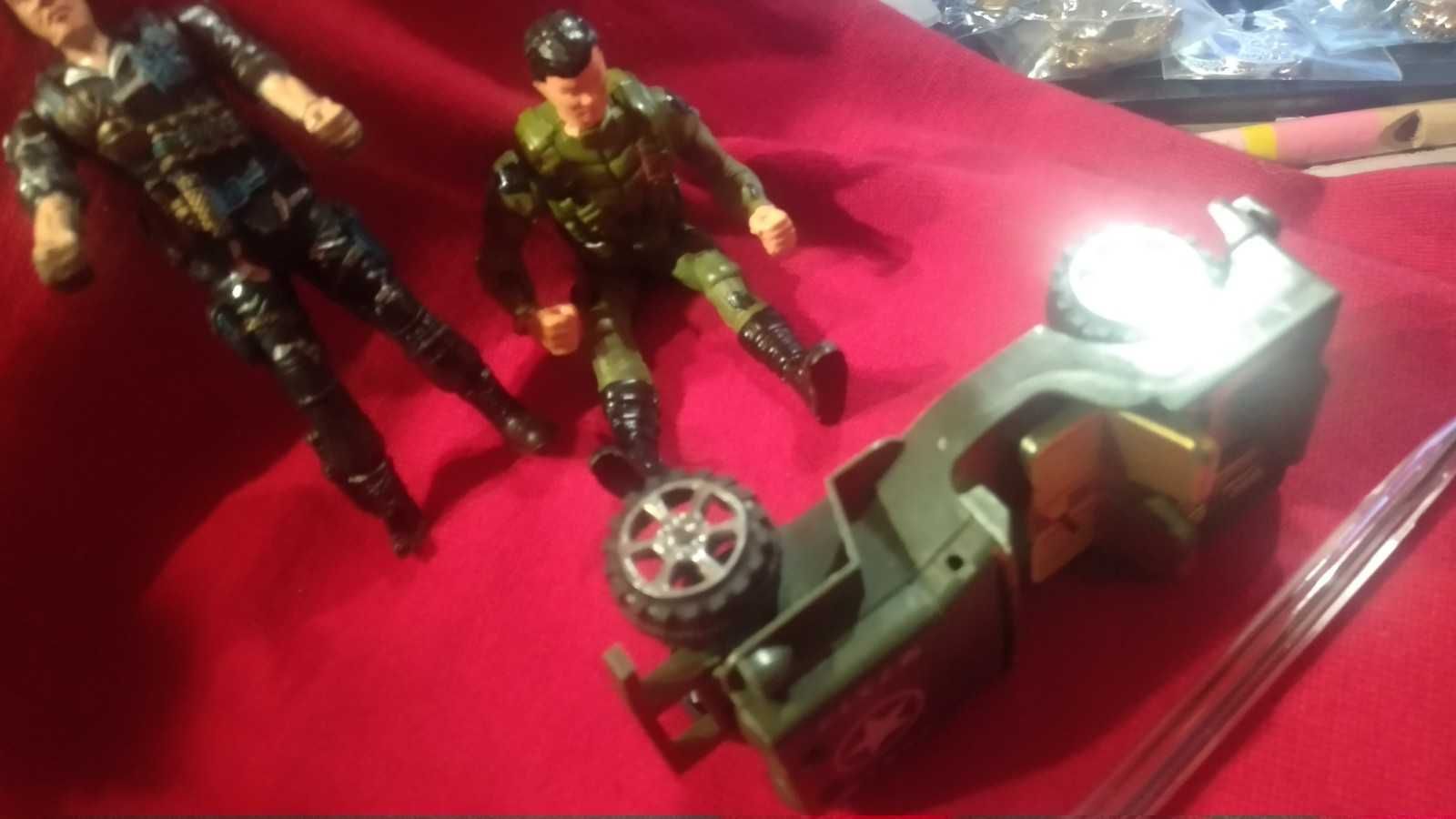игрушка 2 солдата и военная машинка джип 14см высота пластик набором