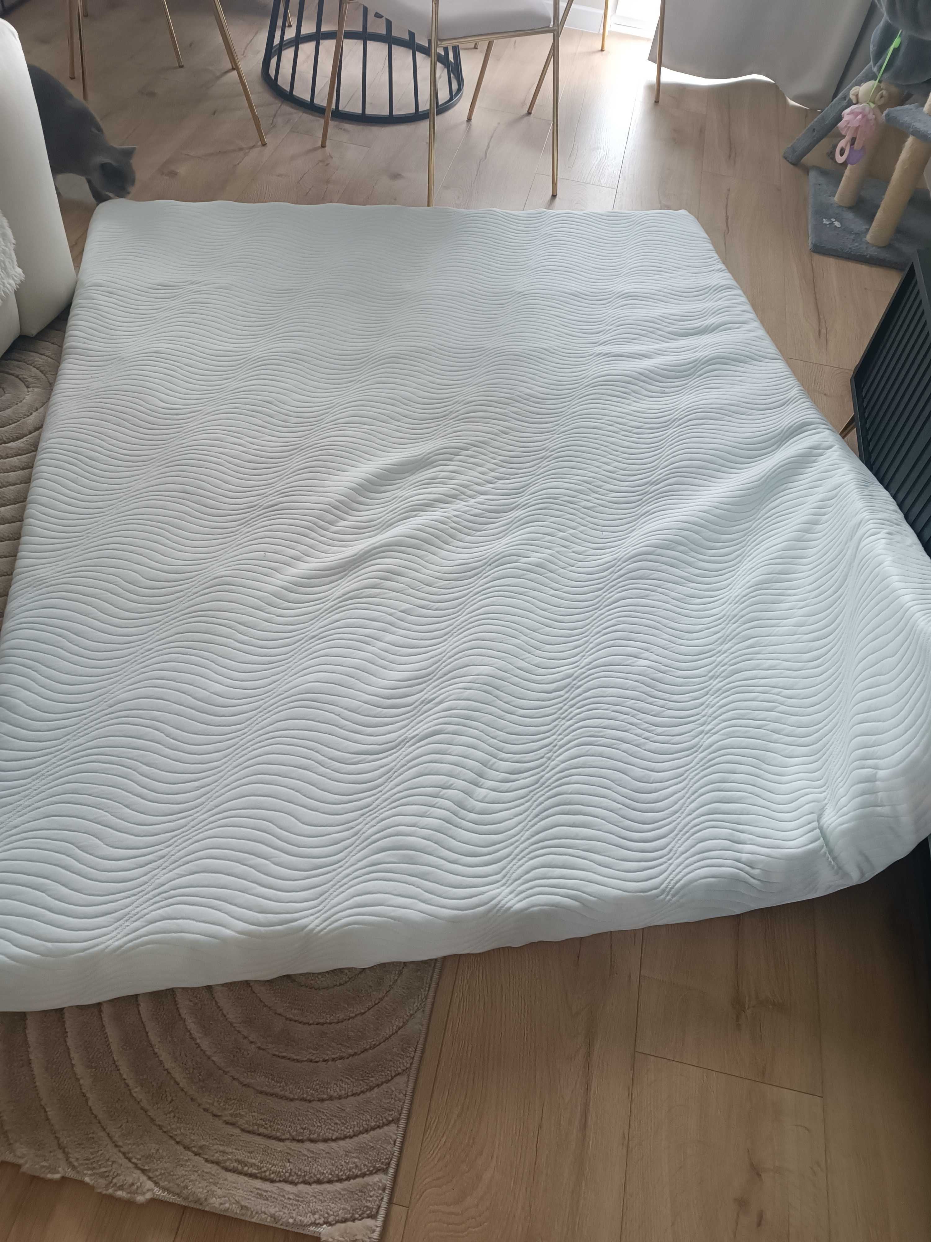 Materac  185 cm x155 cm