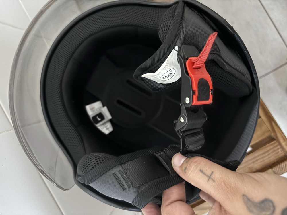 Capacete novo apenas a viseira tem alguns riscos
