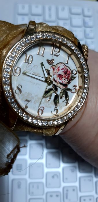 Relógio NOVO branco e  dourado