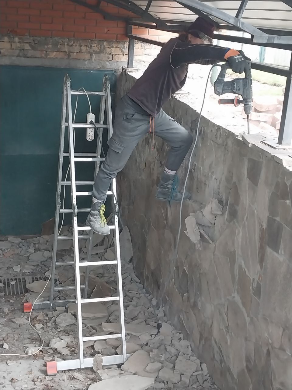 Демонтаж штукатурки, перегородок тощо