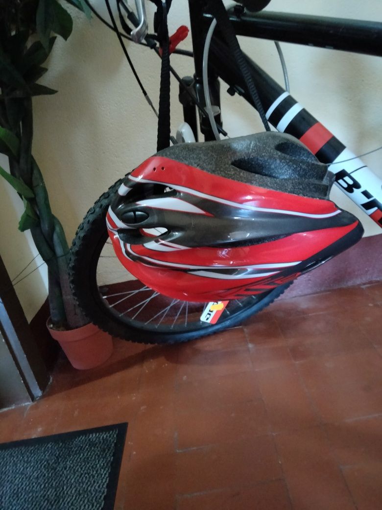 Bicicleta nova nunca usada. SeBranca e vermelha.